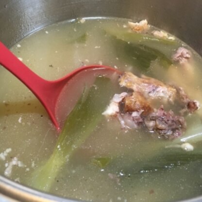 圧力鍋で濃厚な鶏ガラスープ！このあと濾して、野菜スープでいただきました(*'▽'*)